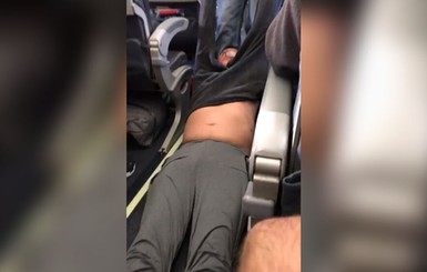 Пассажир, которого насильно вытащили из самолета United Airlines, добился компенсации