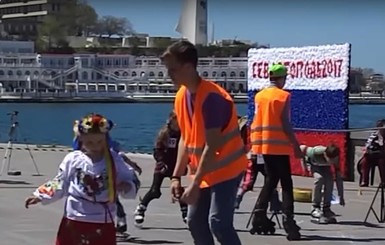В Севастополе на роллер-фестивале девочка выступила в украинском национальном костюме