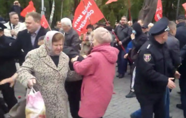 В Виннице на первомайском митинге подрались активисты, пенсионеры и полиция