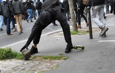Во Франции на 1 мая демонстранты напали на полицейских