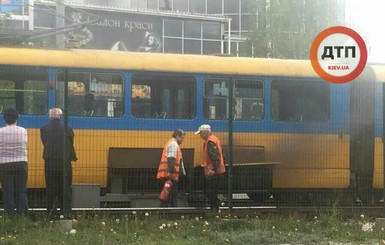 В Киеве трамвай с пассажирами загорелся во время движения 