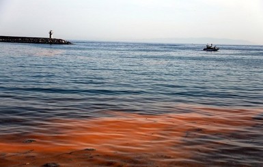 У Мраморного моря появился оранжевый оттенок