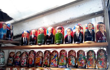 В Киеве на Андреевском спуске продают матрешки с лицами Путина и Медведева
