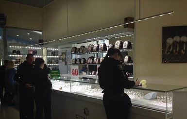 В Киеве злодеи на мопеде ограбили ювелирный магазин