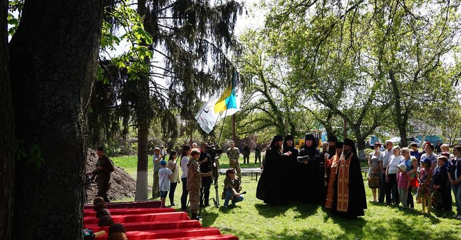 В Донбассе в красных гробах перезахоронили 86 солдат Второй мировой