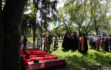 В Донбассе в красных гробах перезахоронили 86 солдат Второй мировой