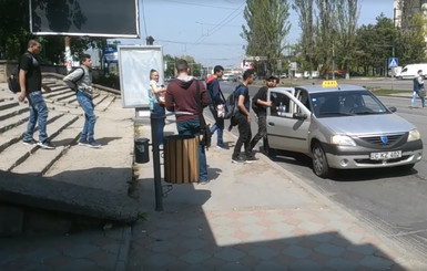 Такси в Кишиневе еле закрылось после того, как туда уместились 9 арабов
