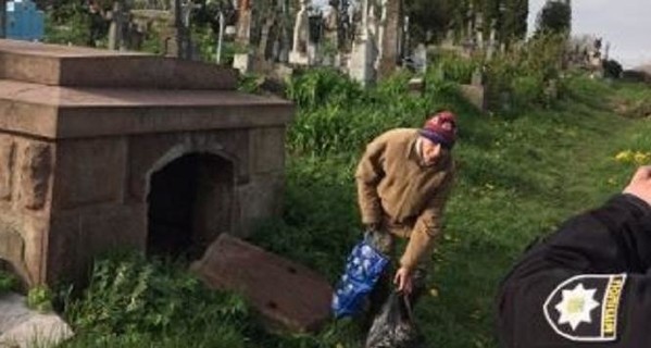 На Прикарпатье женщина собирала на кладбище черепа, чтобы спасти людей