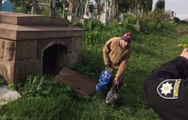 На Прикарпатье женщина собирала на кладбище черепа, чтобы спасти людей