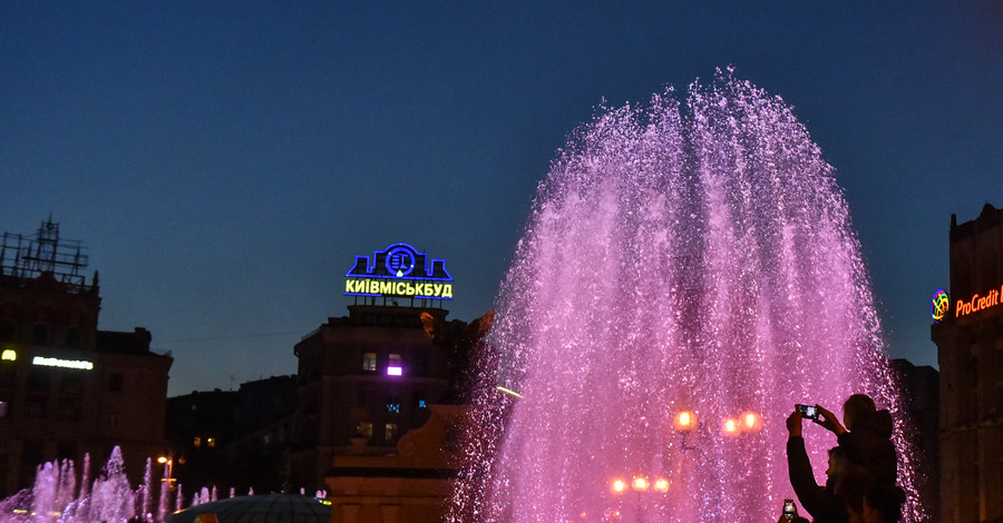На Майдане Независимости в Киеве завершена реконструкция фонтанов. 