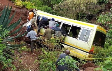 В Танзании школьный автобус сорвался с обрыва, погиб 31 человек