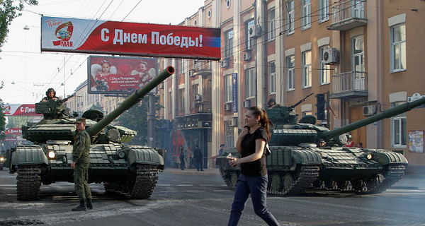 По центру Луганска и Донецка катятся танки и 