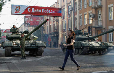 По центру Луганска и Донецка катятся танки и 