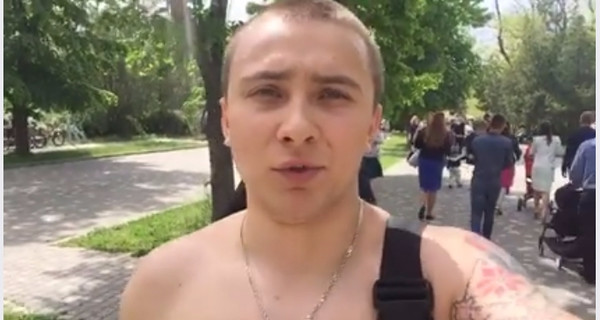 В Одессе экс-лидеру Правого сектора порвали одежду и разбили очки