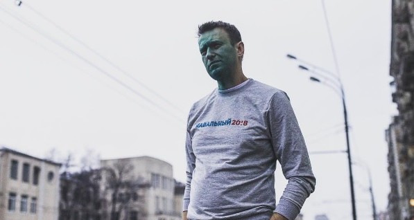 Навальному прооперировали обожженный зеленкой глаз