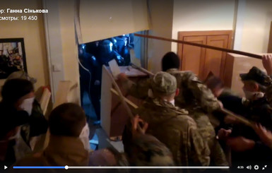 Видео жесткого штурма офиса ОУН и фото разгромленного помещения