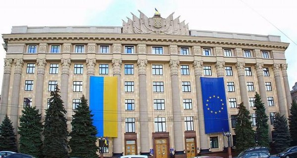 В поддержку решения по безвизу на Харьковской ОГА вывесили гигантские флаги