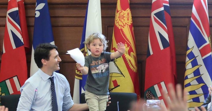 Премьер-министр Канады пришел на работу с 3-летним сыном