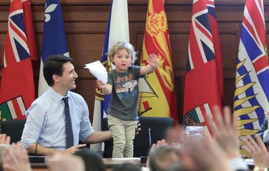 Премьер-министр Канады пришел на работу с 3-летним сыном