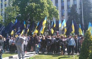 В городах Украины подняли флаги Евросоюза в честь получения безвиза