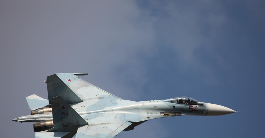 В Черном море российский истребитель подлетел к американскому самолету на расстояние 6 метров