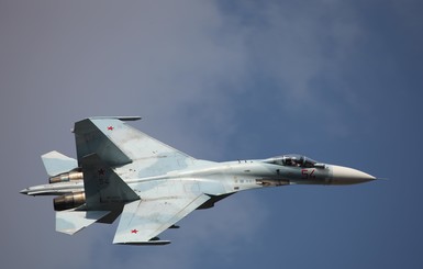 В Черном море российский истребитель подлетел к американскому самолету на расстояние 6 метров