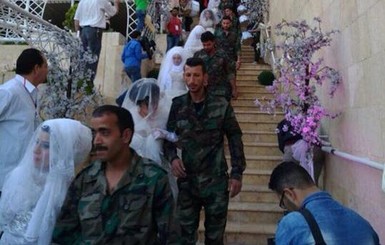 В Алеппо одновременно 30 девушек сыграли свадьбы с военными