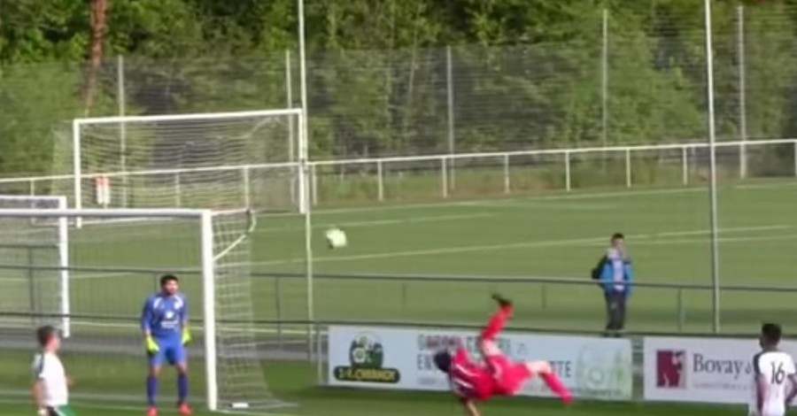 Швейцарский футболист забил в свои ворота через себя