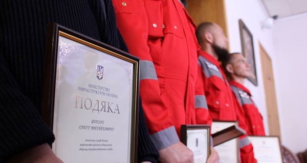 Министр инфраструктуры наградил экипаж катера, давшего отпор кораблю РФ 