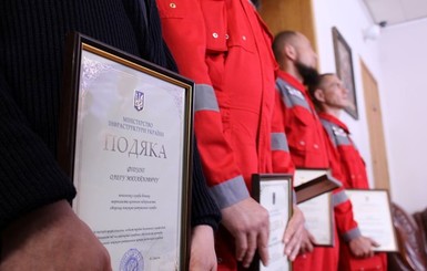 Министр инфраструктуры наградил экипаж катера, давшего отпор кораблю РФ 