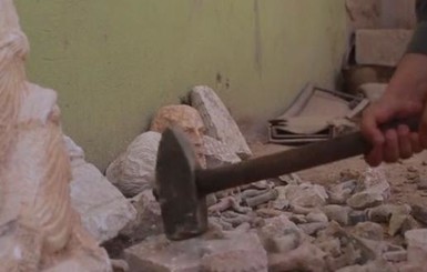 ИГИЛ показало, как рушит древние статуи кувалдами в древнем Дура-Европос 