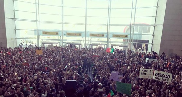Португальцы заполнили весь аэропорт, встречая своего победителя 