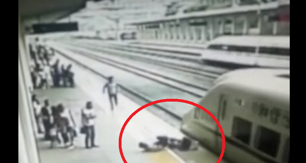 Видео, как мужчина спас девушку за секунду до самоубийства на станции