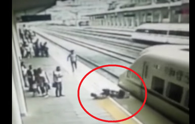 Видео, как мужчина спас девушку за секунду до самоубийства на станции