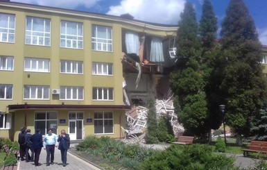 Видео: на Ивано-Франковщине рухнула стена колледжа во время уроков 