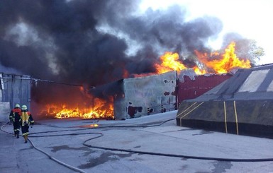 Под Киевом горит суконная фабрика, опубликованы фото и видео