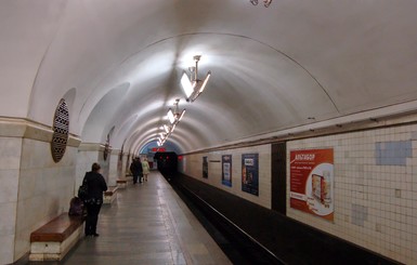 В киевском метро на рельсы упал человек