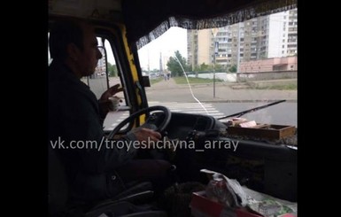 В Киеве водитель маршрутки одновременно рулил, курил, пил кофе и не забыл о мобилке 