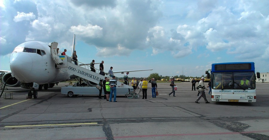 В аэропорту Запорожья самолет с пассажирами едва не развалился после посадки