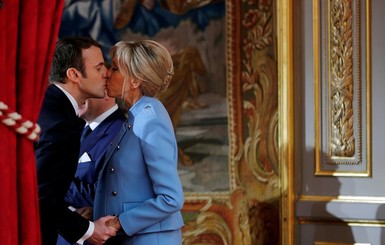 Модель и супруга Николя Саркози поддержала 64-летнюю жену Макрона