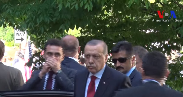 Видео: Эрдоган наблюдал за дракой своей охраны и протестующих в Вашингтоне