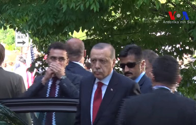 Видео: Эрдоган наблюдал за дракой своей охраны и протестующих в Вашингтоне
