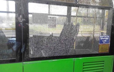 В Харькове неизвестный обстрелял троллейбус