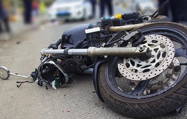 В Киевской области мотоциклистка врезалась в столб, погиб военный