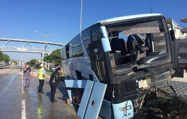 В Турции разбился автобус, пострадали 26 политиков