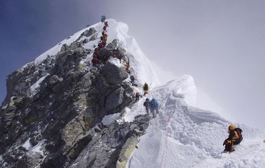 На вершине Эвереста обрушилась скала