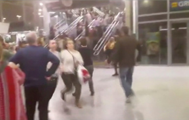Видео паники на концерте Арианы Гранде, после которого произошел взрыв