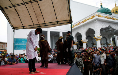 В Индонезии публично выпороли двух геев