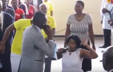 Видео: в Зимбабве пастор позвонил Богу по мобильному на глазах у сотен верующих