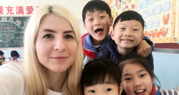 Высокая блондинка из Черкасс стала сенсацией в традиционной китайской школе